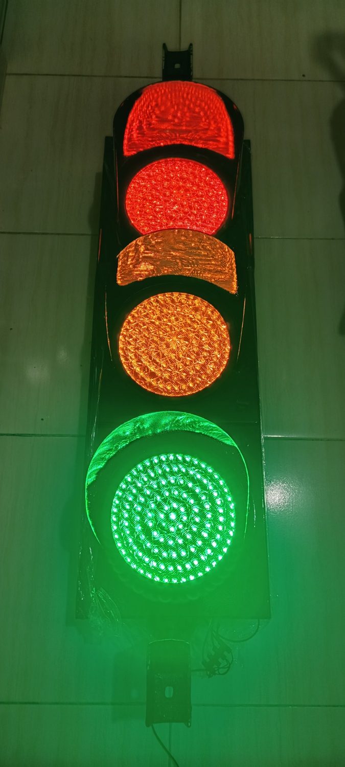 Lampu Lalu Lintas 3 Aspek LED (Merah–Kuning–Hijau)